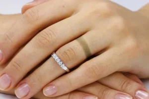 چرا بدلیجات پوست را سبز می‌کند؟