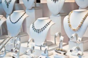 jewelry-store-benefits-and-disad